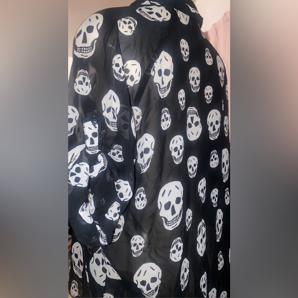 Edgy chic! Skull sheer button down blouse - Picture 4 of 4